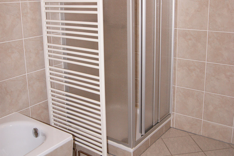 Ferienwohnung „Einkehr“ – Badezimmer mit Dusche und Badewanne Ferienwohnung „Einkehr“ - Badezimmer mit Dusche und Badewanne