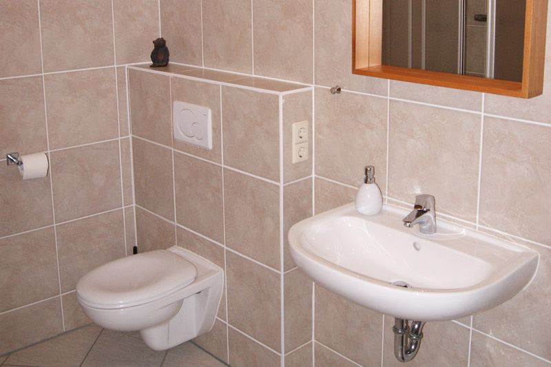 Ferienwohnung „Einkehr“ – Badezimmer mit WC und Waschbecken Ferienwohnung „Einkehr“ - Badezimmer mit WC und Waschbecken