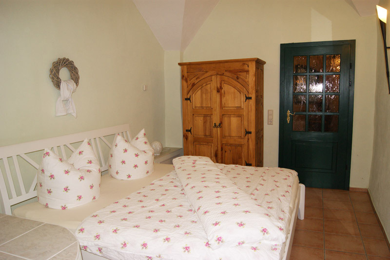 Ferienwohnung Kirchplatz – Schlafzimmer mit Doppelbett und Kleiderschrank Ferienwohnung Kirchplatz - Schlafzimmer mit Doppelbett und Kleiderschrank