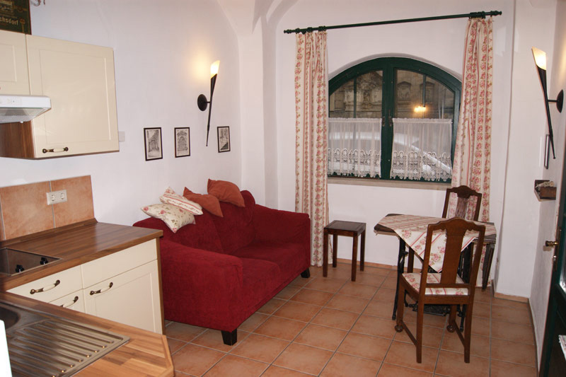 Ferienwohnung Kirchplatz – Wohnküche mit Sofa Ferienwohnung Kirchplatz - Wohnküche mit Sofa