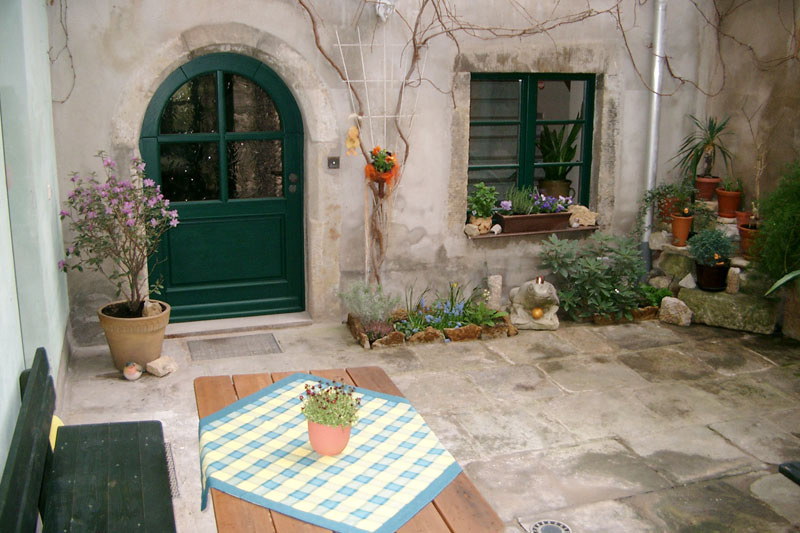 Ferienwohnung in Pirna – Innenhof mit Sitzgelegenheit Ferienwohnung in Pirna - Innenhof mit Sitzgelegenheit